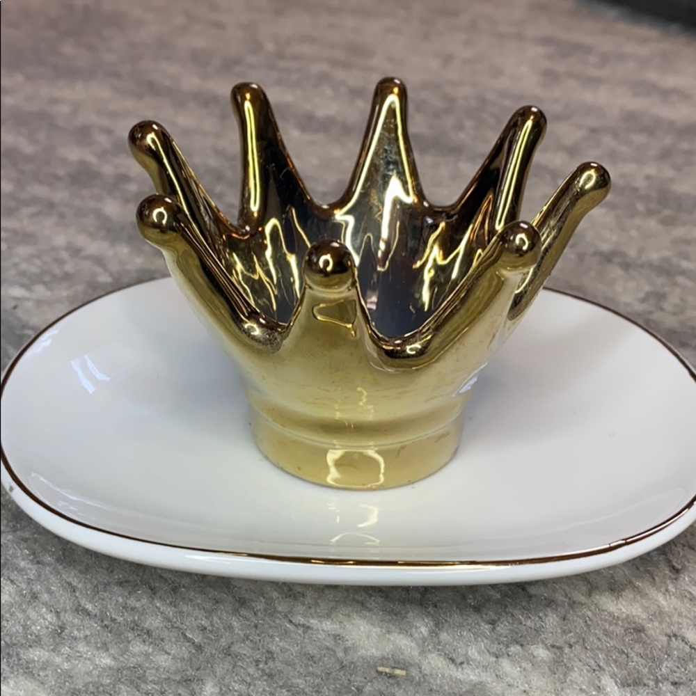 Gold crown ring and jewelry holder display
